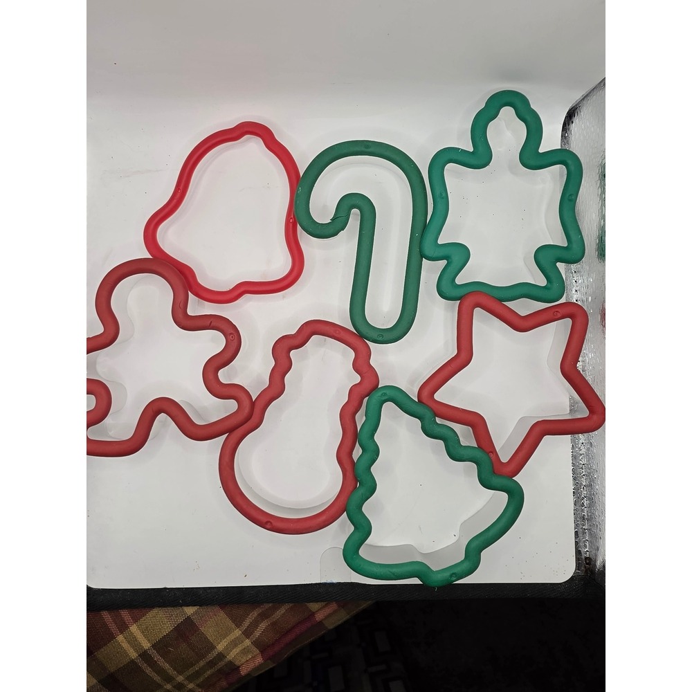 Christmas Cookie Cutter Set 7 Pc Red Green Holiday Shapes Plastic Comfort Grip - Picture 1 of 3